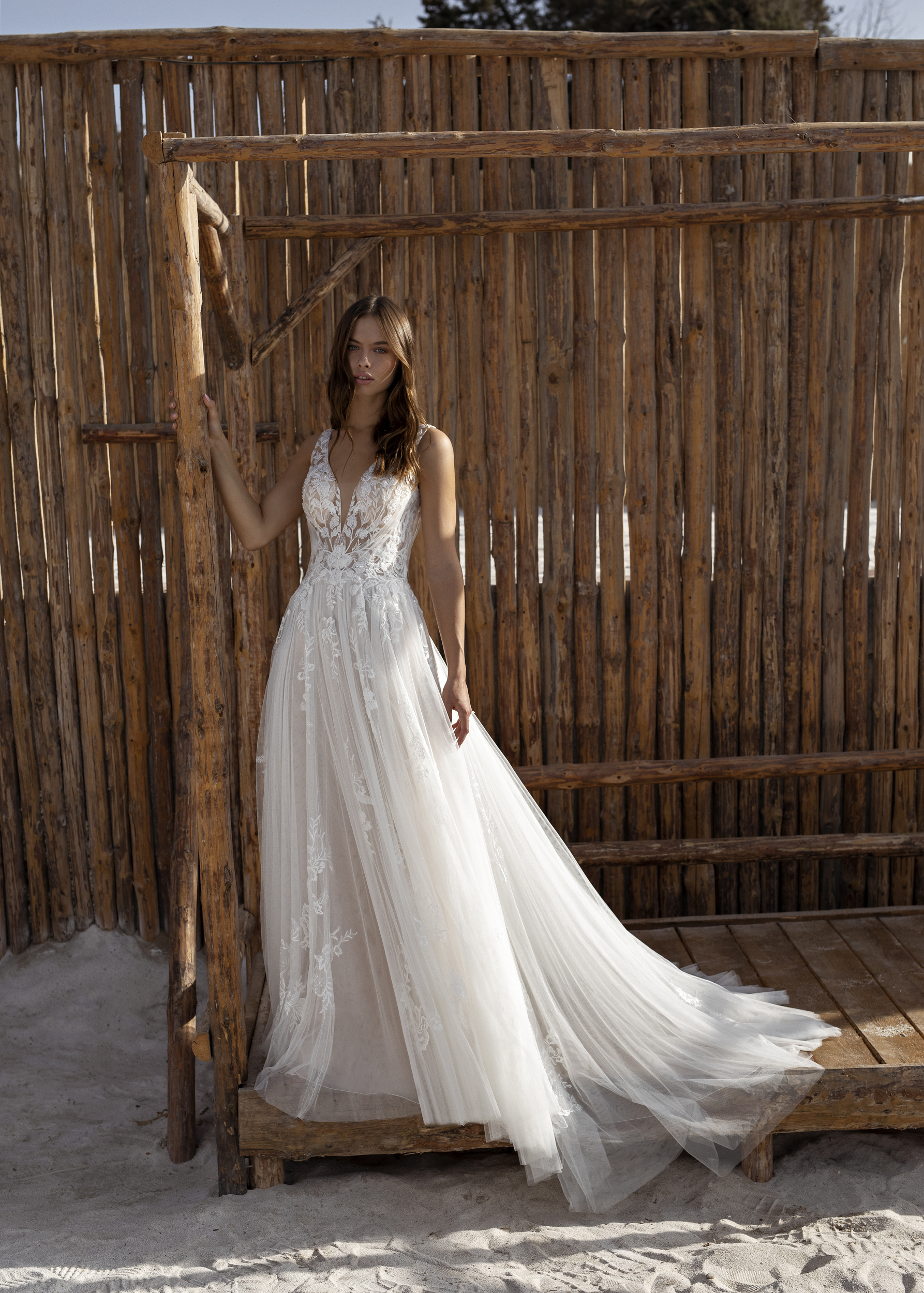Wunderschönes A-Linien Brautkleid aus Softtüll, perlenbesetzter Spitze & elegantem V-Ausschnitt Vintage Glam Brautkleider Köln Brautmode Cinderella A-Linien Brautkleid