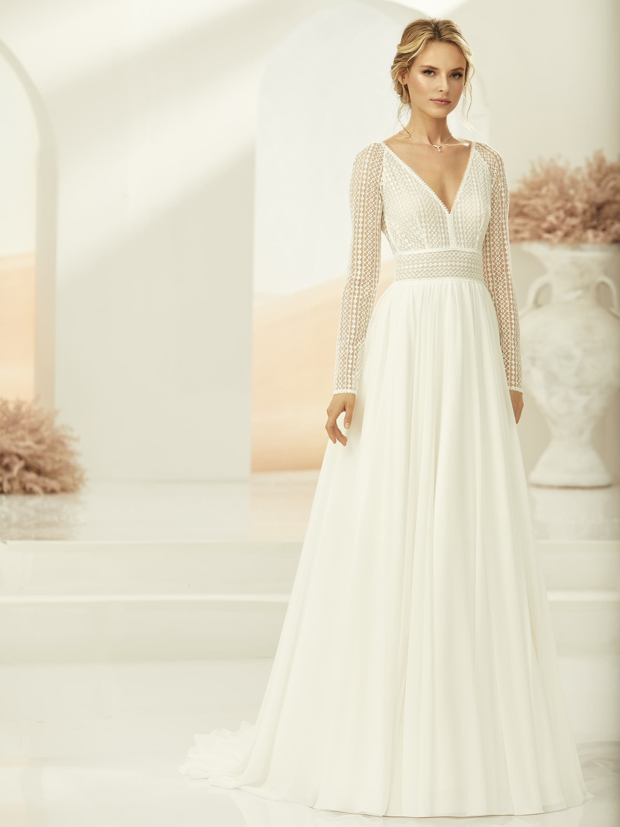 Langärmliges Brautkleid aus hochwertiger Boho-Spitze und Chiffon-Rock. Brautmoden Outlet Köln