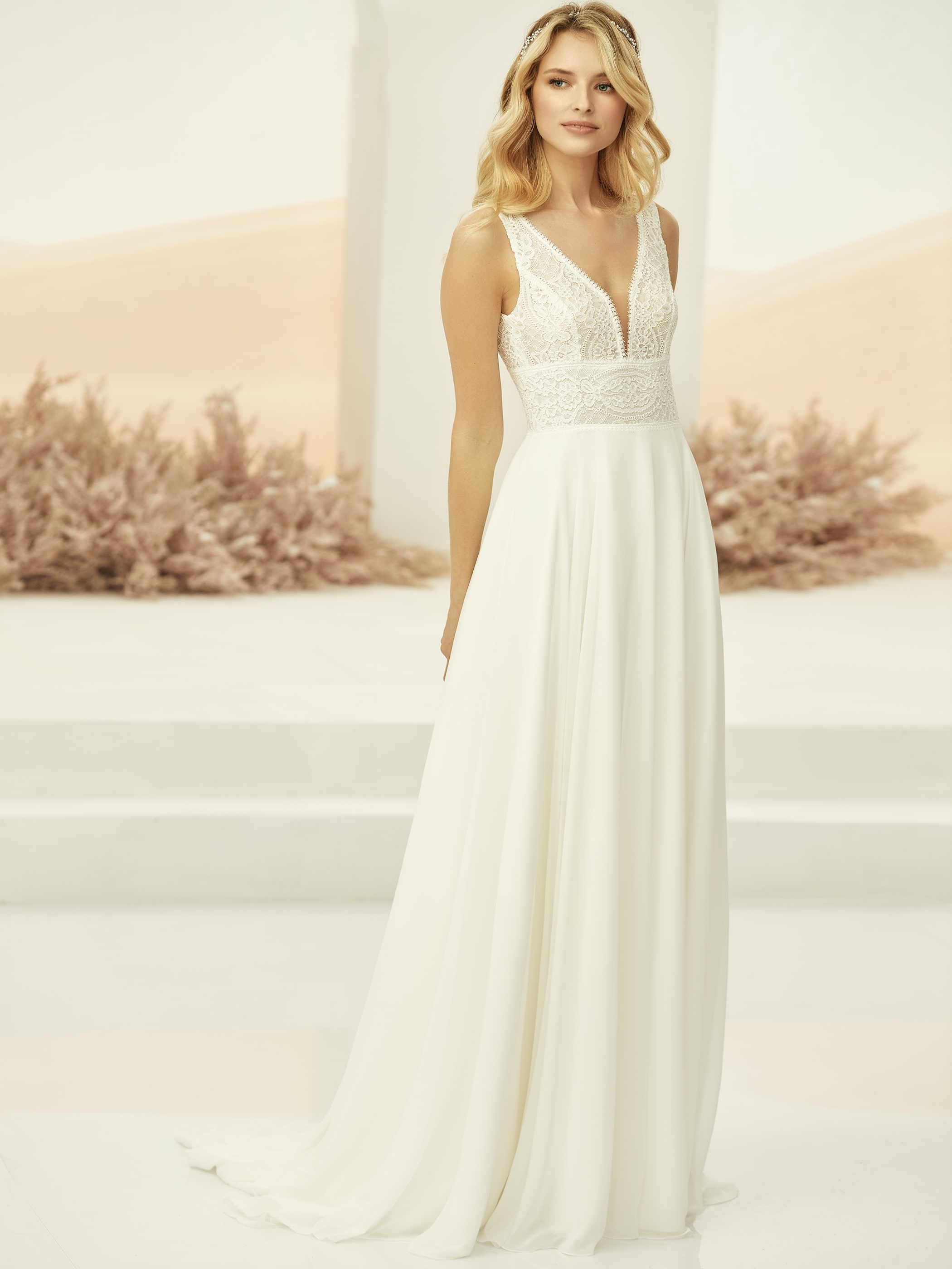 Schlichtes Vintage Brautkleid aus Illusionsspitze und fließendem Chiffon. Brautmoden Outlet Köln