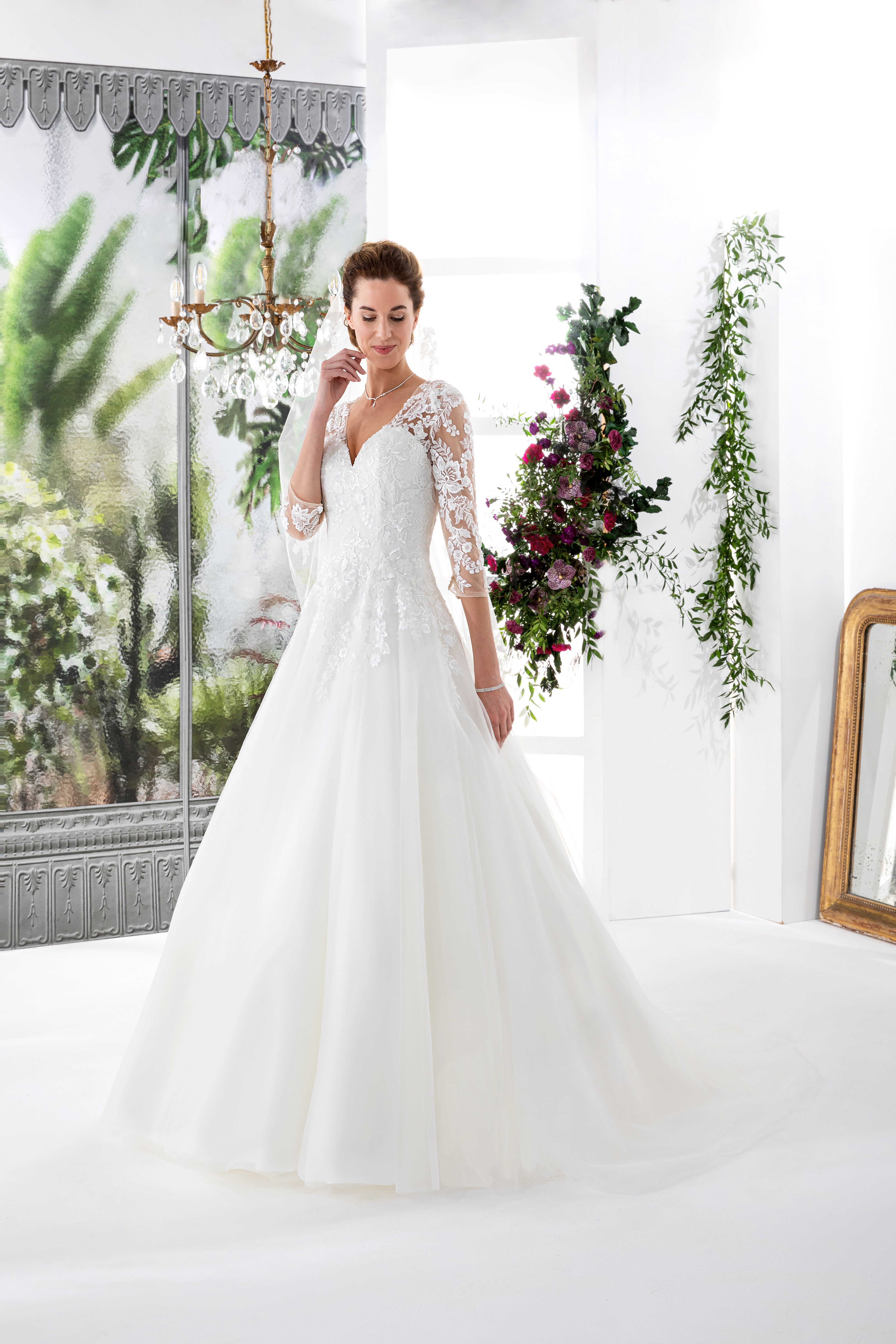 Langärmliges Brautkleid mit  Blüten-Spitze und einem opulenten und Tüll-Rock. Brautmoden Outlet Köln
