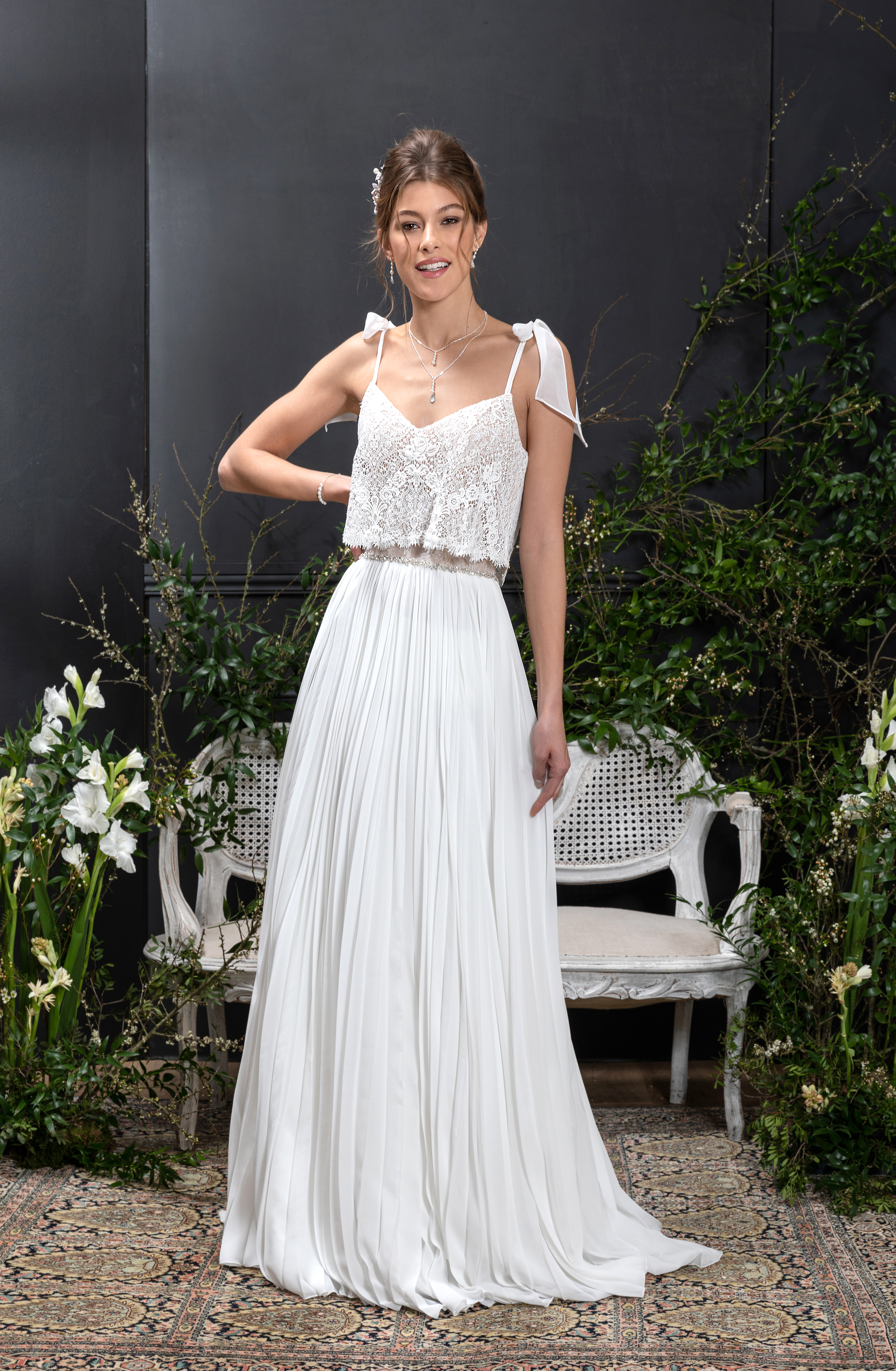  Boho Brautkleid aus zarter Spitze und einem Chiffon-Rock im trendigen Falten-Look. Brautmoden Outlet Köln