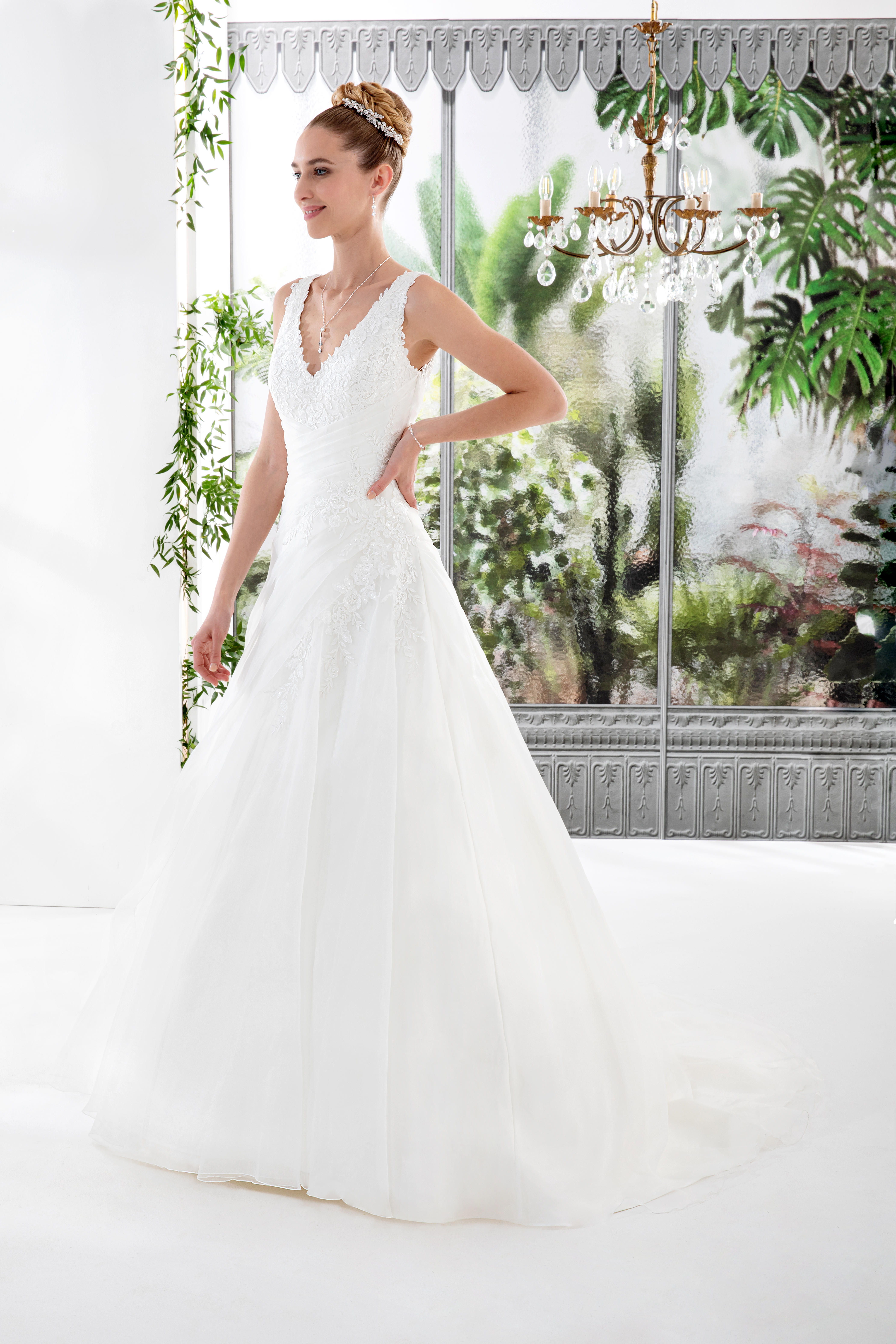 Hochzeitskleid in A-Linie mit Spitze und einem Rock mit Schleppe aus Organza. Brautmoden Outlet Köln