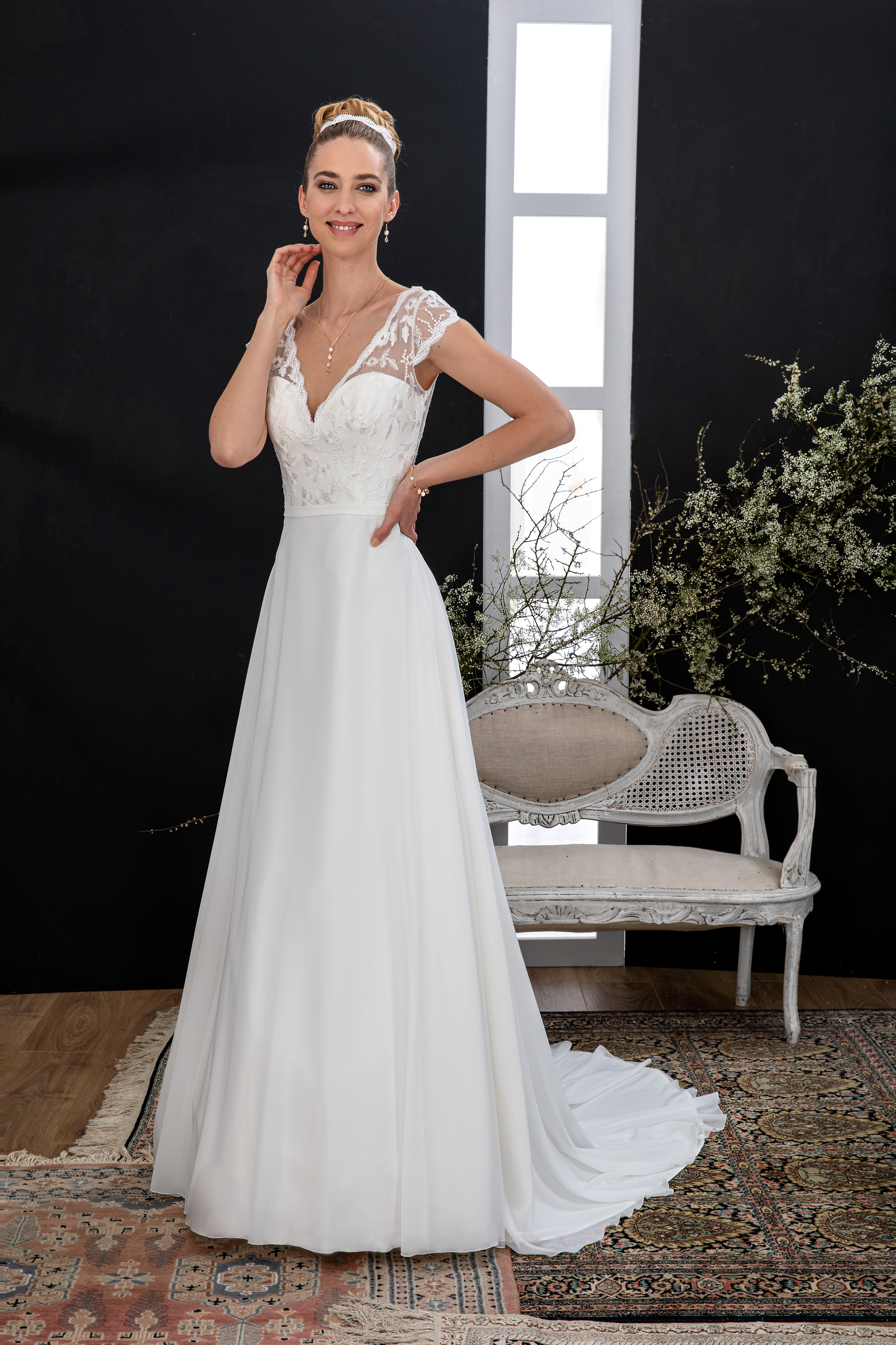 Brautkleid mit Vintage Touch aus Spitze mit Chiffon-Rock und Schleppe. Brautmoden Outlet Köln