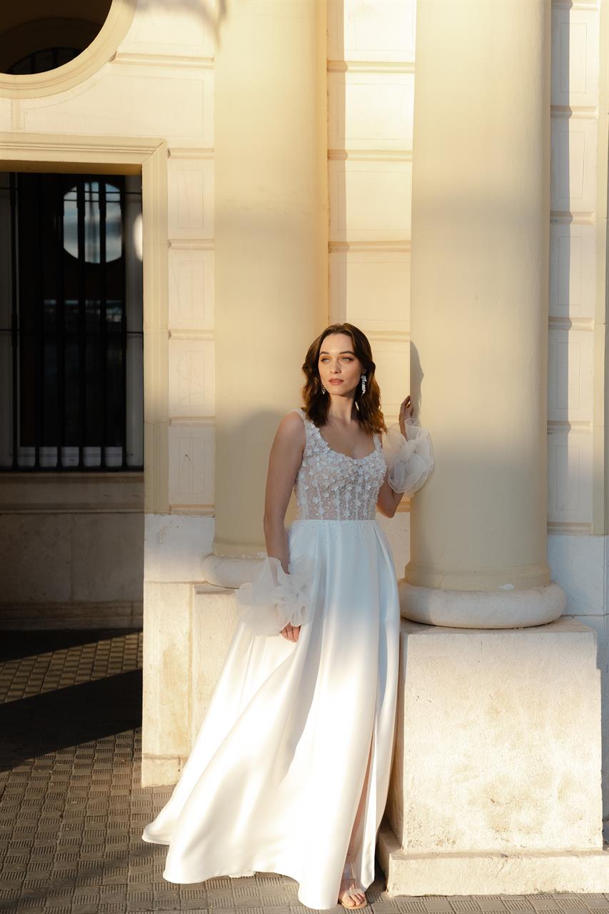 A-Linien_Brautkleid_aus_Mikado_mit_3D-Blüten_bestickt