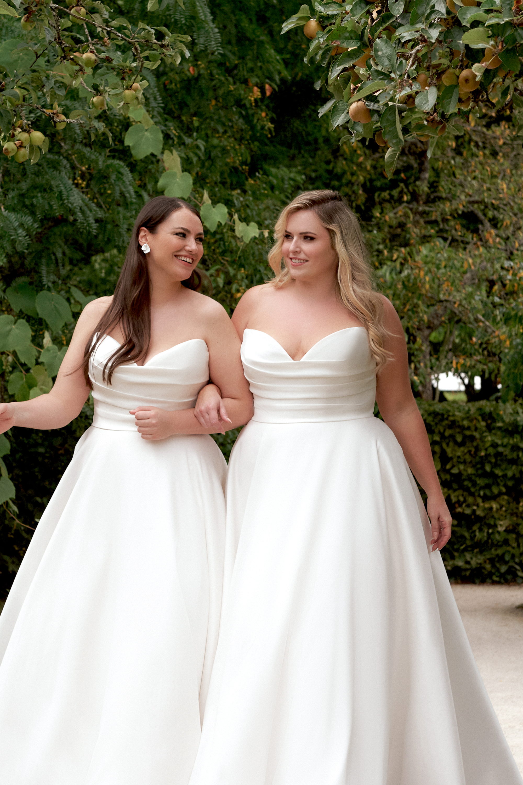 Brautkleider curvy große Größen Plus Size Brautmode Cinderella Köln