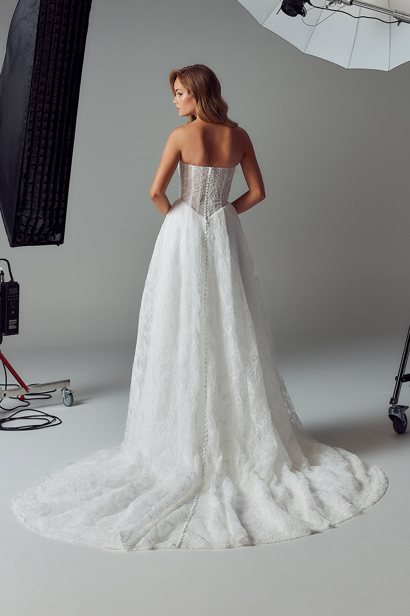Brautkleid in A-Linie mit langer Chantilly-Spitzenschleppe und durchgehender Knopfleiste am Rücken