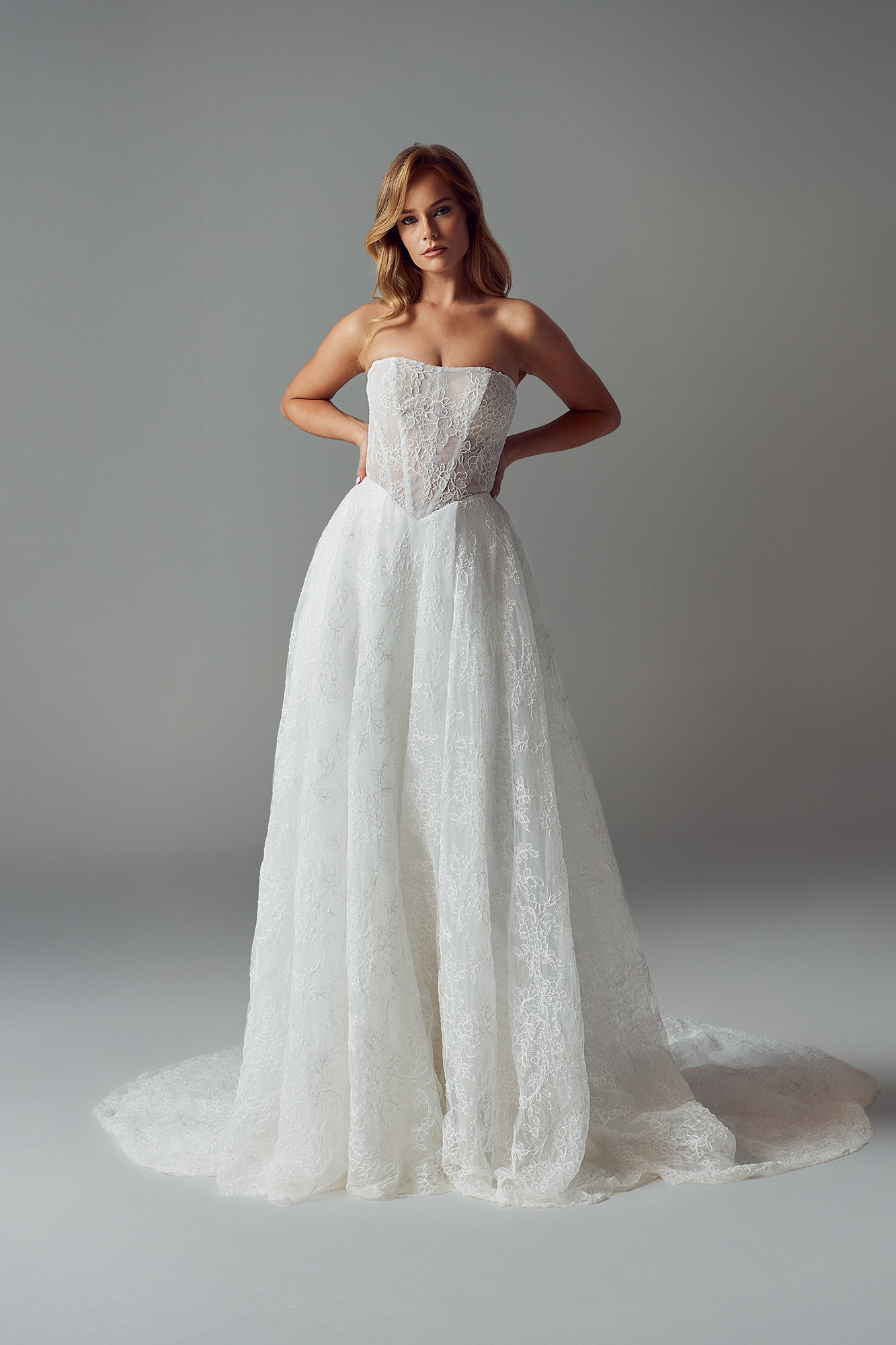 Trägerloses A-Linien Brautkleid mit geradem Ausschnitt, transparenter Corsage, Baskentaille und Chantilly-Spitze