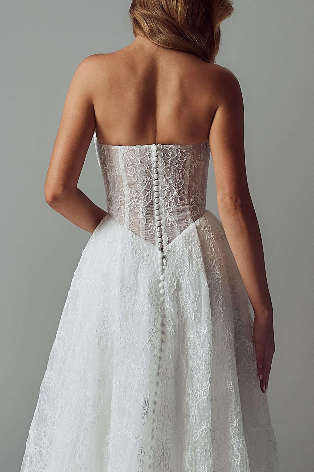 Brautkleid mit transparentem Spitzenrücken, floraler Chantilly-Spitze und stoffbezogener Knopfleiste